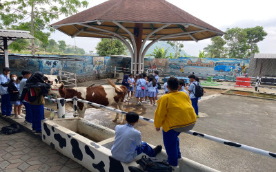 Kegiatan Outing kelas X: Belajar Pengolahan Susu di Wisata Edukasi Susu Batu (WESB)